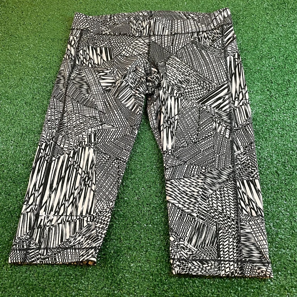 Under Armour‎ Black & White Print Capri Leggings Athletic Workout Womens 34x18.5